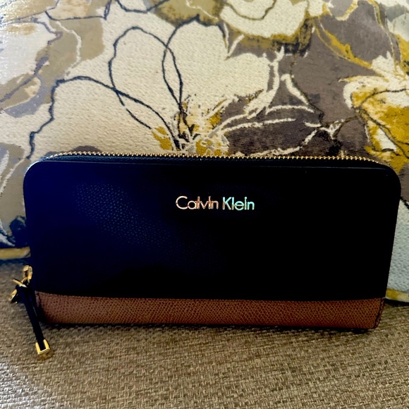Calvin Klein Wallet with Black & Brown Leather. Two Tone Leather Color Blocking - Picture 4 of 16